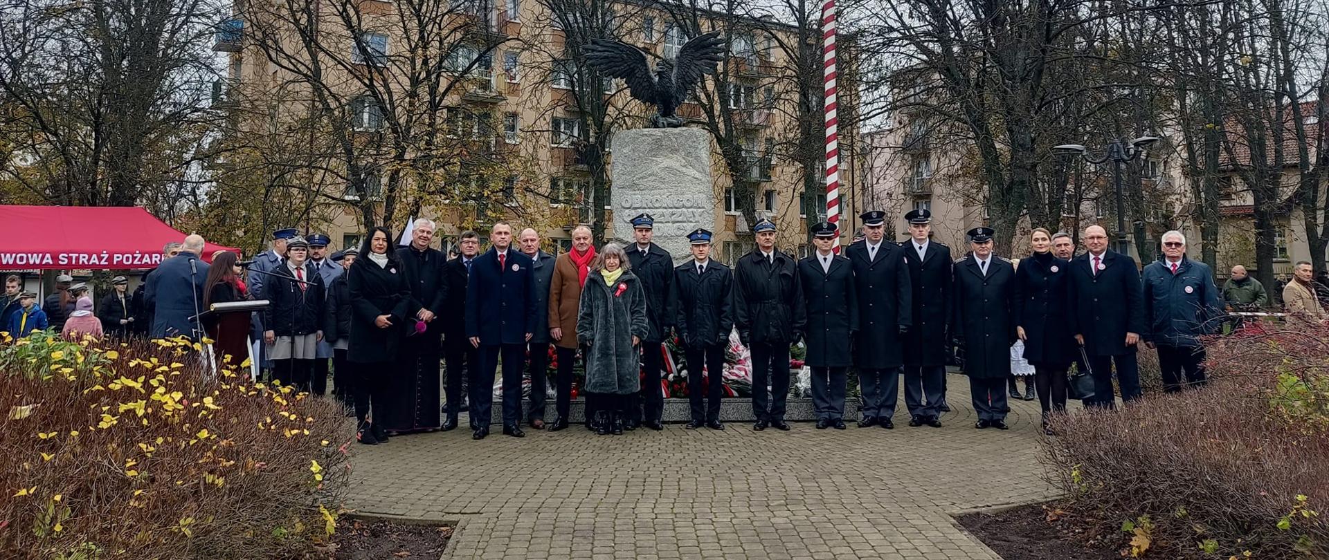 Zdjęcie przedstawia zaproszonych gości na uroczystość Dnia Niepodległości pod Pomnikiem Orła Białego