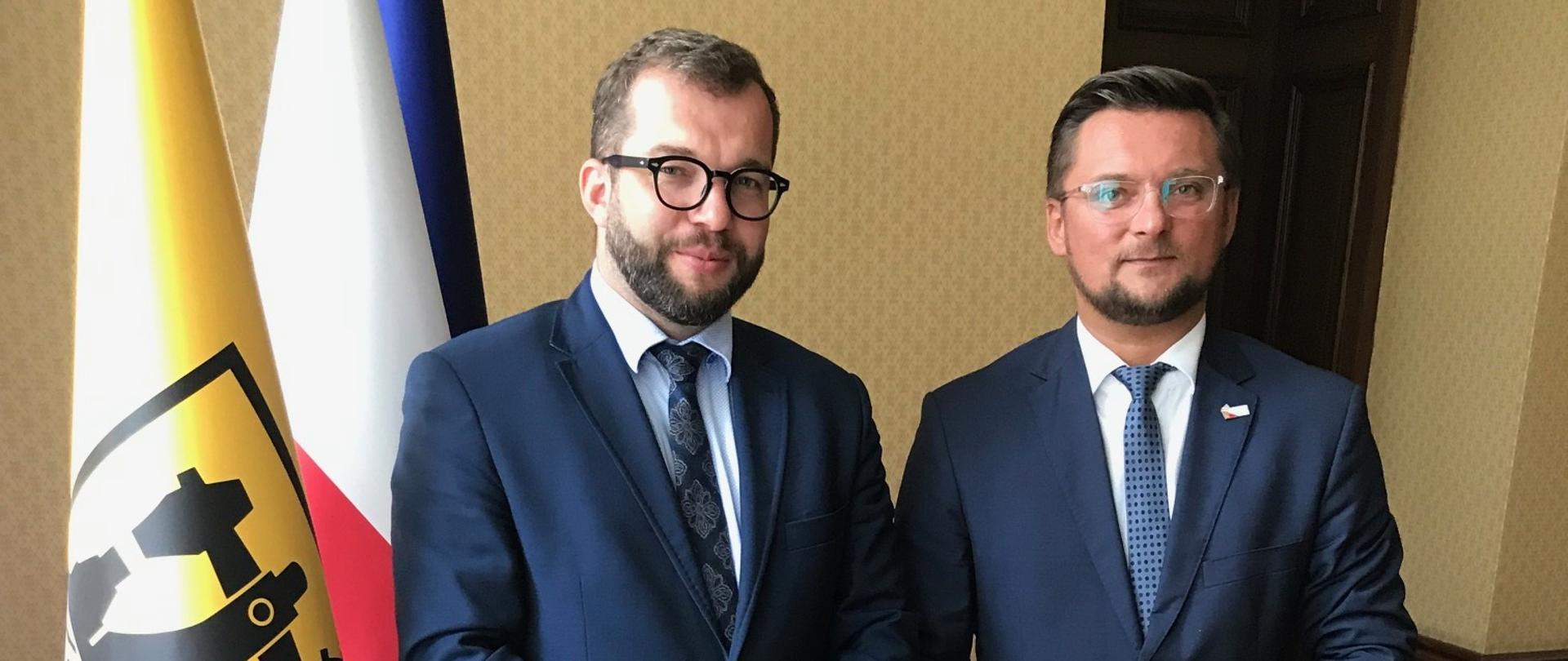 Minister Grzegorz Puda stoi wraz z prezydentem Katowic Marcinem Krupą