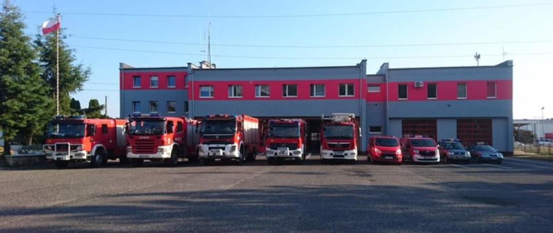 Zdjęcie przedstawia komendę PSP w Strzelcach Opolskich oraz wozy bojowe ustawione przed garażami