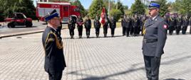 Zdjęcie przedstawia moment złożenia meldunku przez dowódcę uroczystości kpt. Sebastiana Sowę Zastępcy Lubuskiego Komendanta Wojewódzkiego Państwowej Straży Pożarnej st. bryg. Jarosławowi Korzeniewskiemu o rozpoczęciu uroczystości