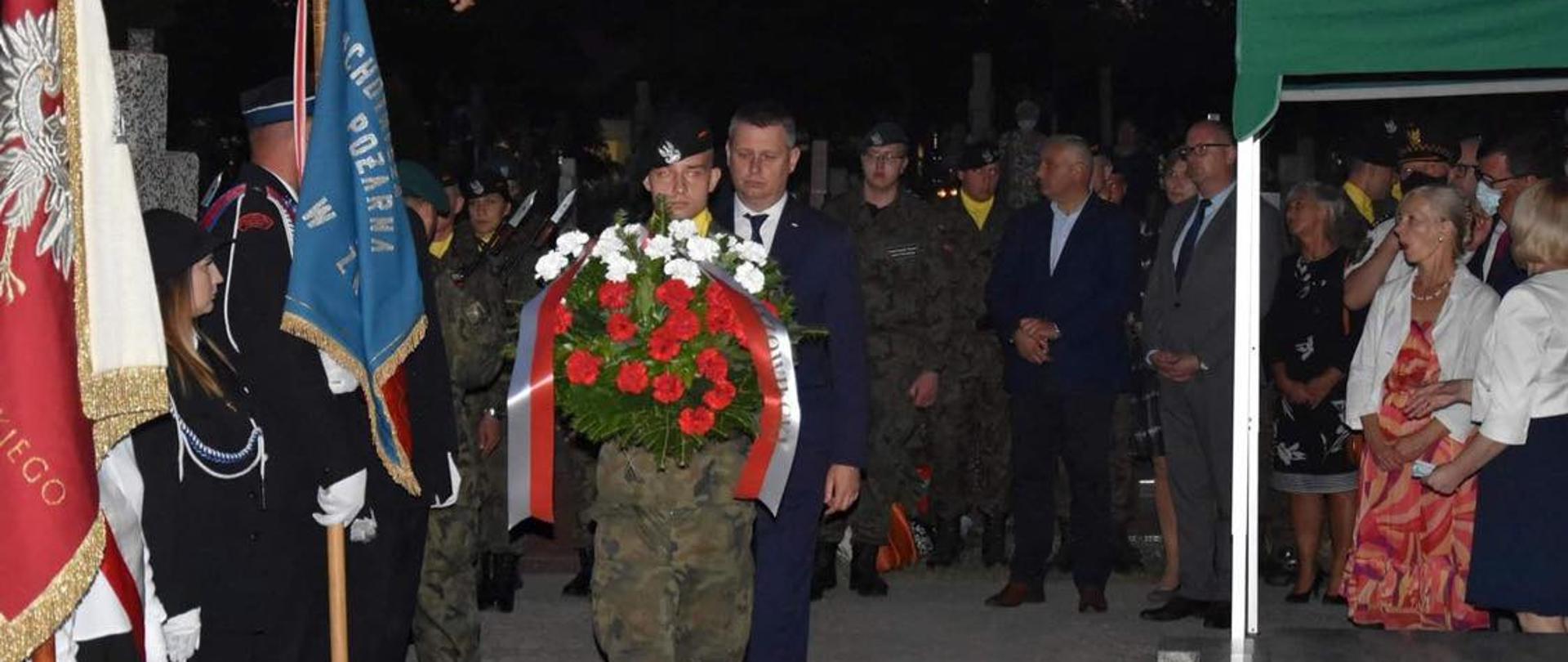 Wicewojewoda Mazowiecki podczas uroczystości złożenia wieńców