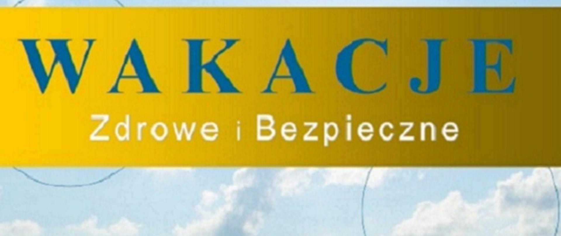 Zdjęcie przedstawia napis: Wakacje w kolorze niebieskim oraz Zdrowe i Bezpieczne w kolorze białym, wszystko na żółtym tle, od spodu widać chmury