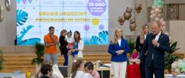 Zdjęcie ze spotkania premiera Donalda Tuska, minister zdrowia Jolanty Sobierańskiej-Grendy, wiceminister rodziny, pracy i polityki społecznej Aleksandry Gajewskiej z rodzinami uczestniczącymi w programie leczenia niepłodności.