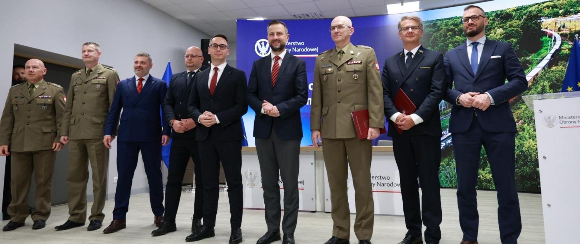 11 maja br. minister infrastruktury Dariusz Klimczak oraz wicepremier, minister obrony narodowej Władysław Kosiniak-Kamysz uczestniczyli w podpisaniu porozumienia pomiędzy Ministerstwem Obrony Narodowej i PKP Cargo o współpracy w obszarze kolejowego transportu wojskowego.