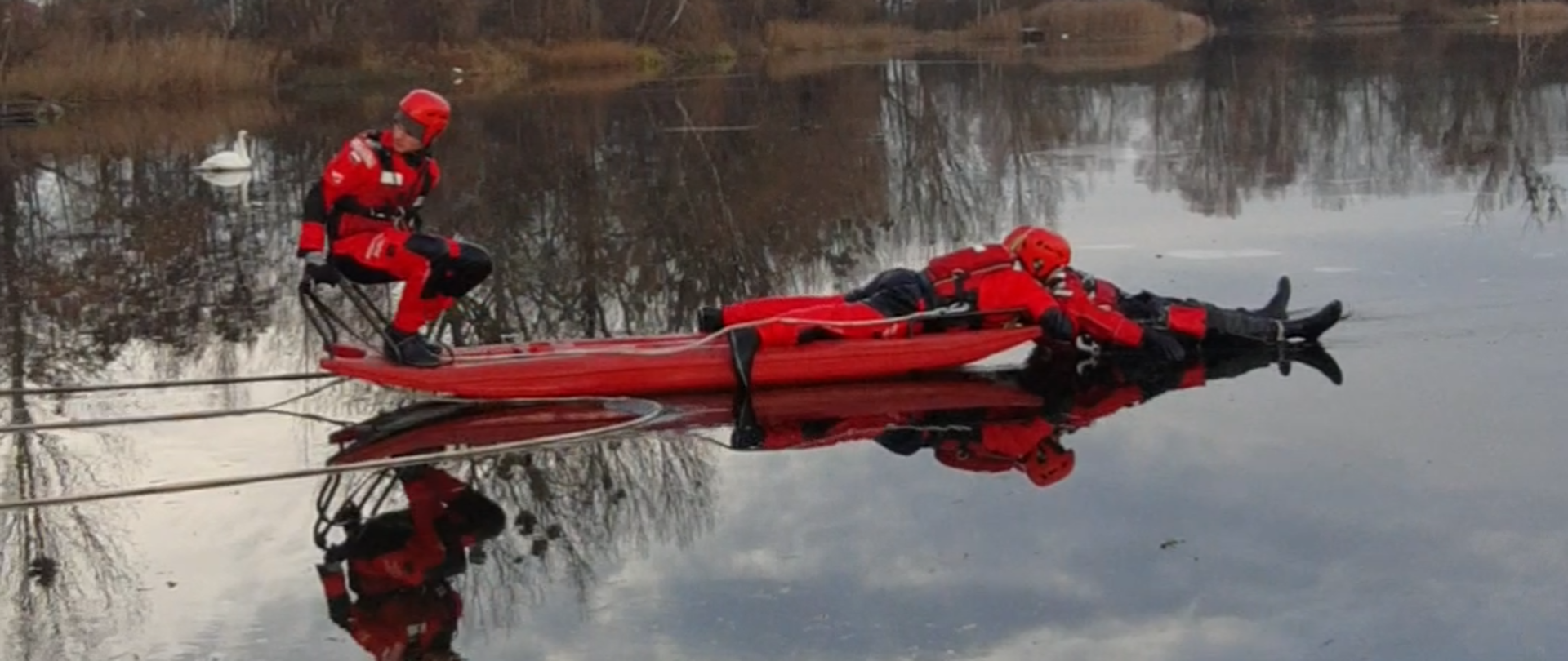 Ratownicy podejmują poszkodowanego z wody