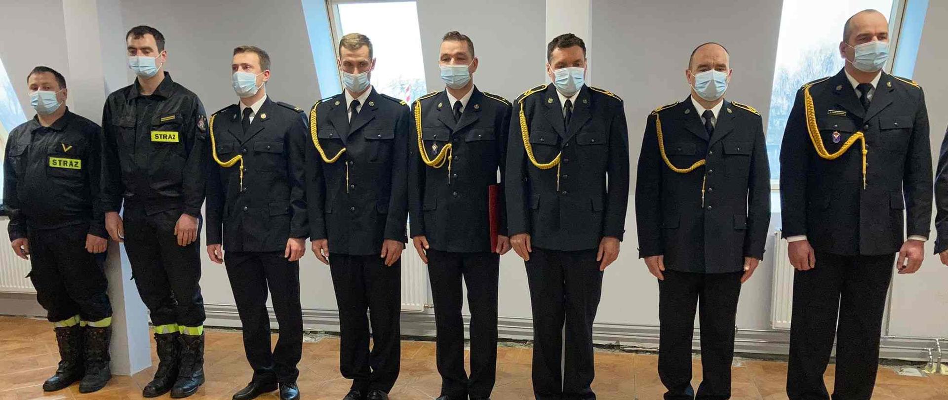 Strażacy stojący na świetlicy.