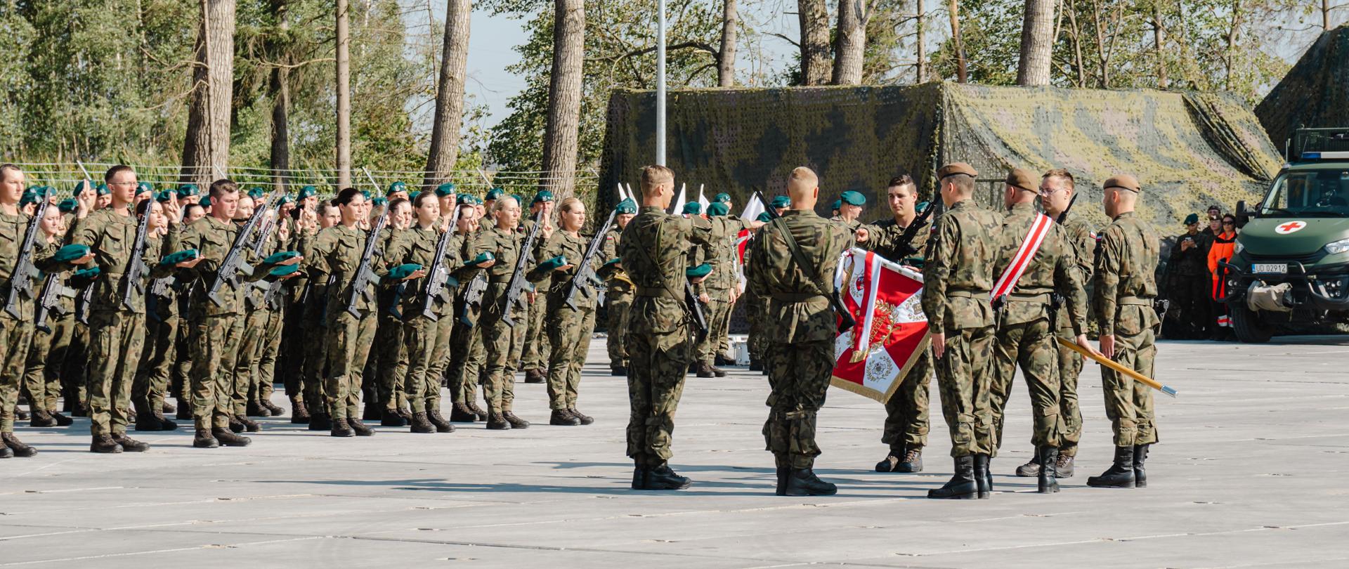 Przysięga żołnierzy dobrowolnej zasadniczej służby wojskowej w Kolnie