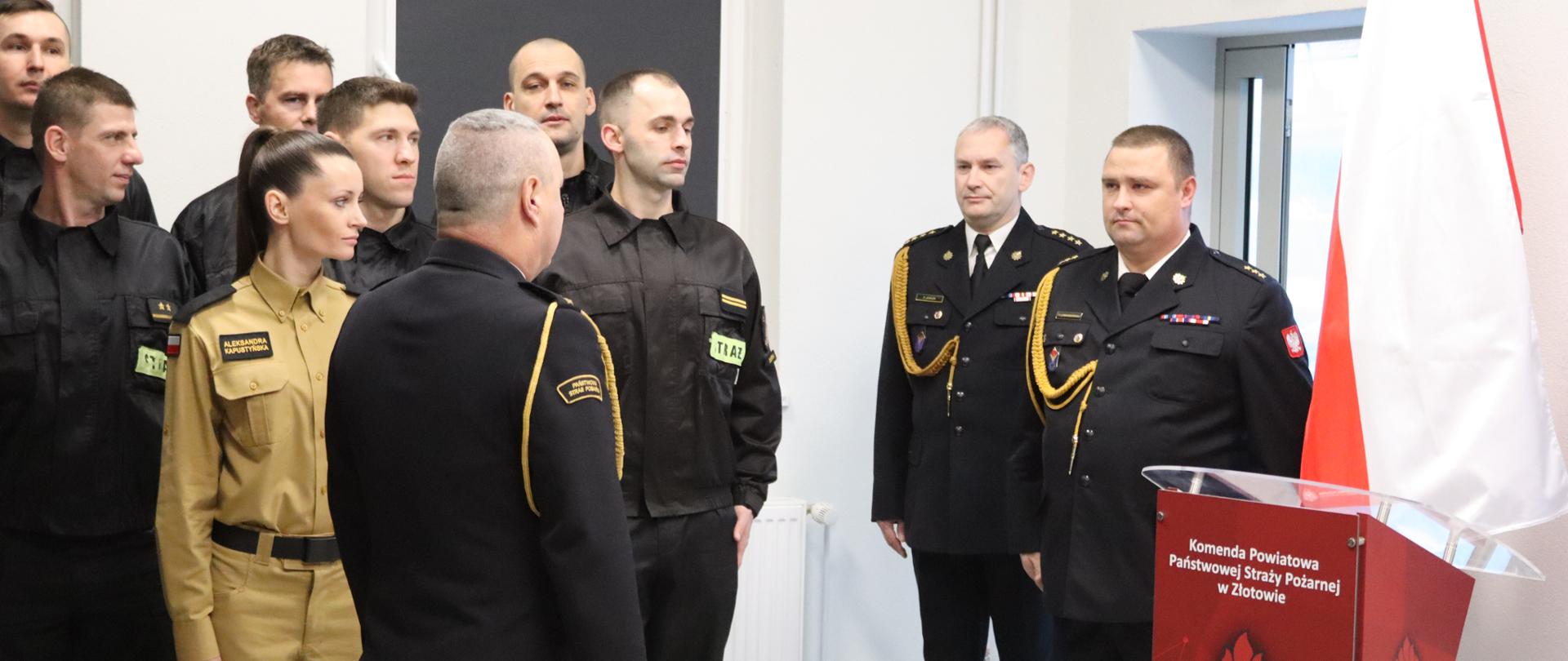 Zdjęcie przedstawia funkcjonariuszy w szeregu oraz komendanta 