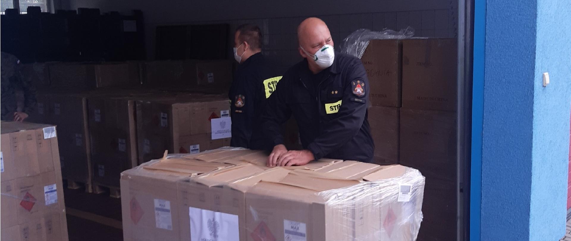 Straż pożarna, garaż, kartony