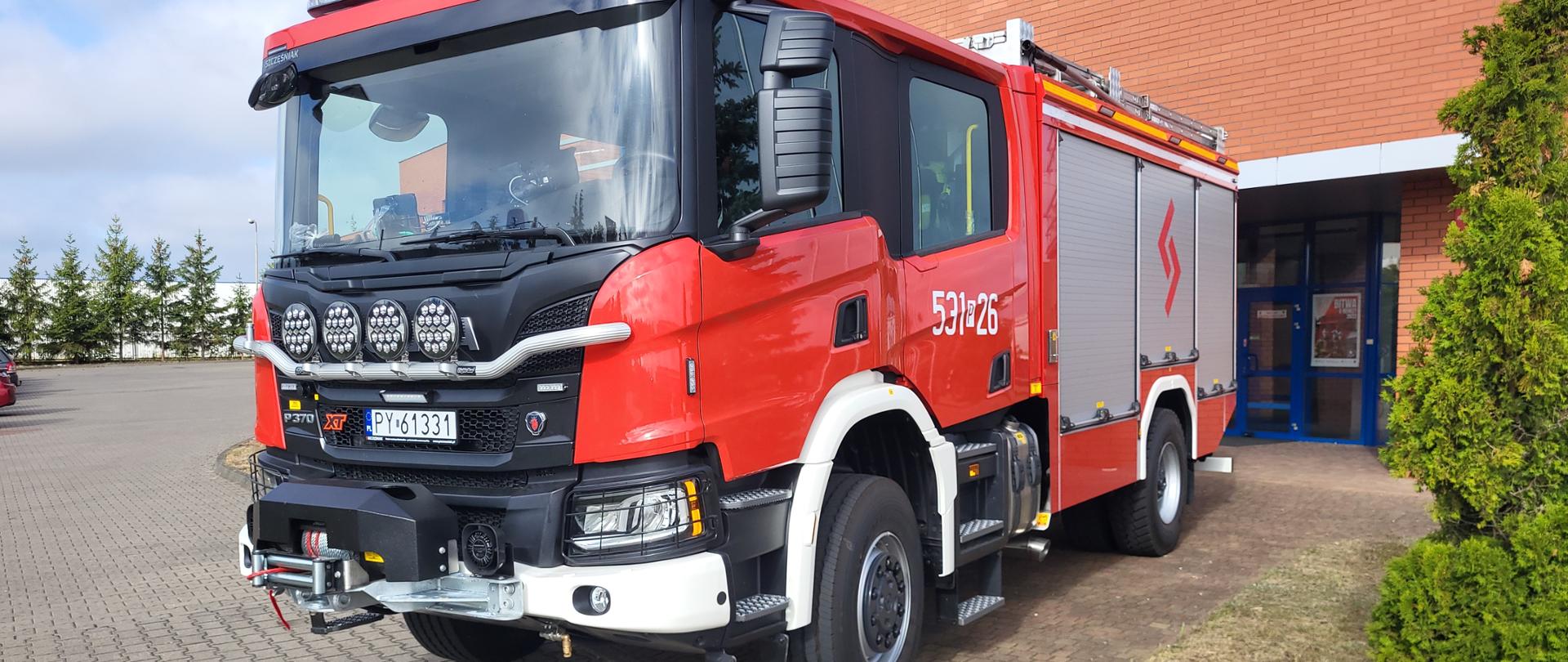 Pojazd strażacki przed Komendą.