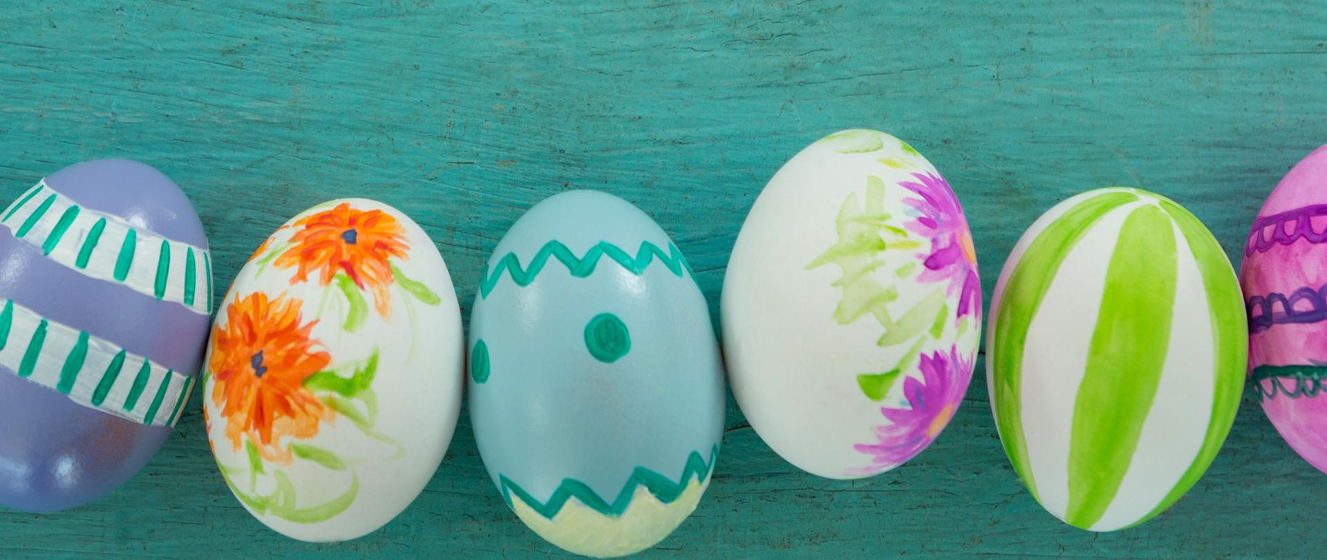 Pisanki ułożone na pastelowym tle