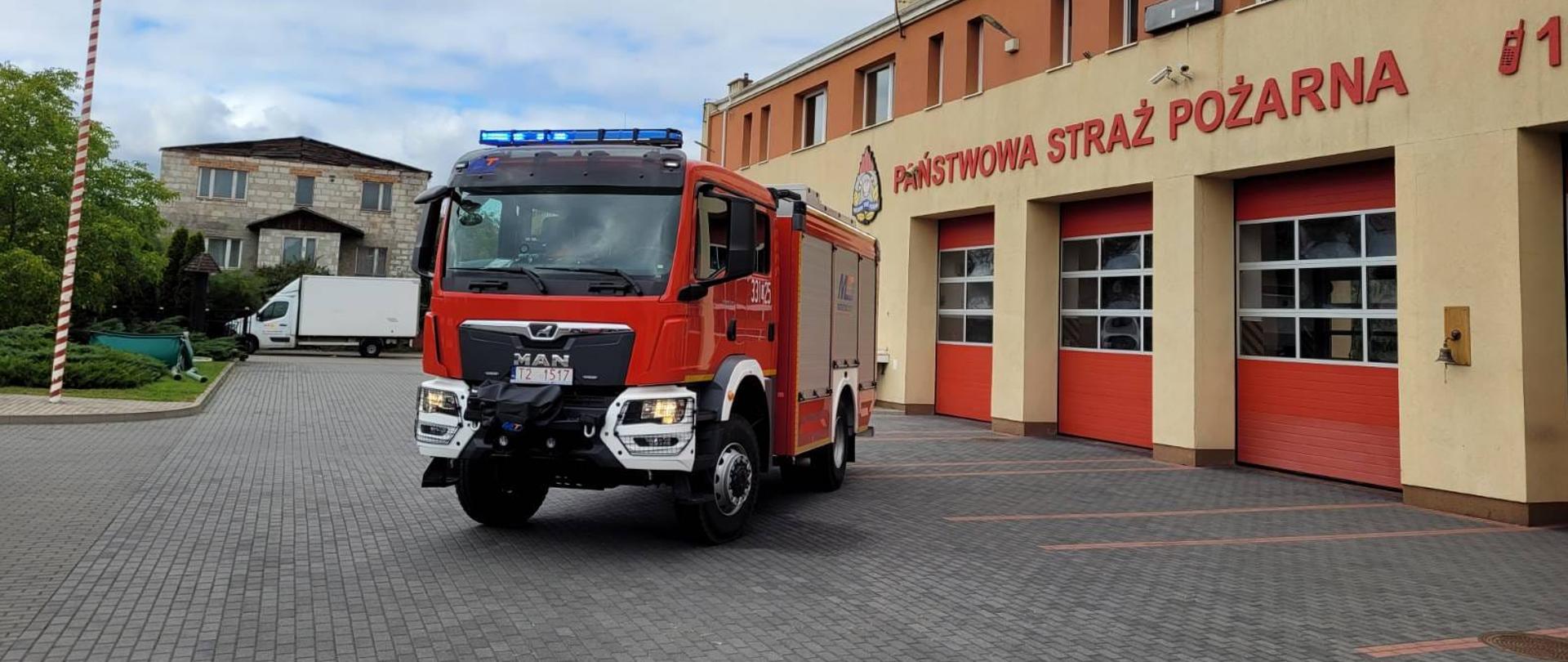 Na zdjęciu widzimy nowy samochód strażacki, którym bedą wyjeżdżać do zdarzeń strażacy z Pruszcza Gdańskiego