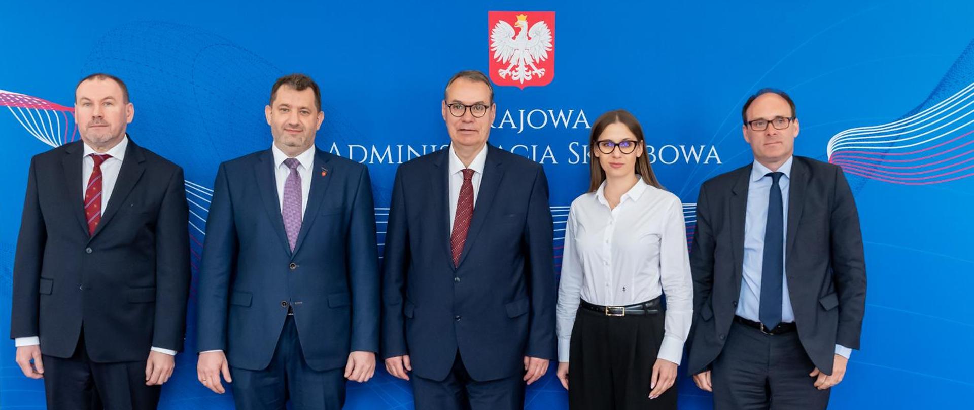 Szef KAS Marcin Łoboda, Zastępcy Szefa KAS Małgorzata Krok i Zbigniew Stawicki oraz dyrektor generalny Ville Itälä, i jego zastępca Andreas Schwarz pozują do zdjęcia