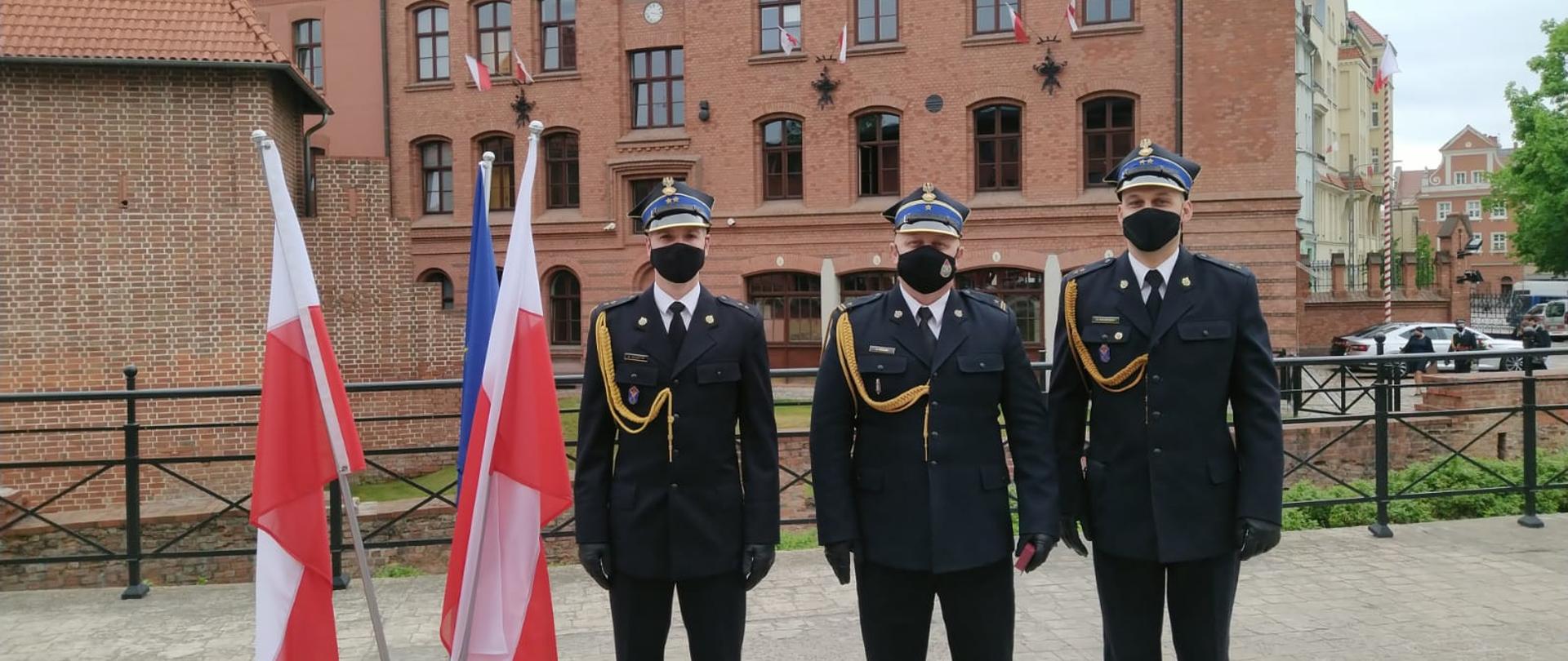 ODZNACZENI I AWANSOWANI 