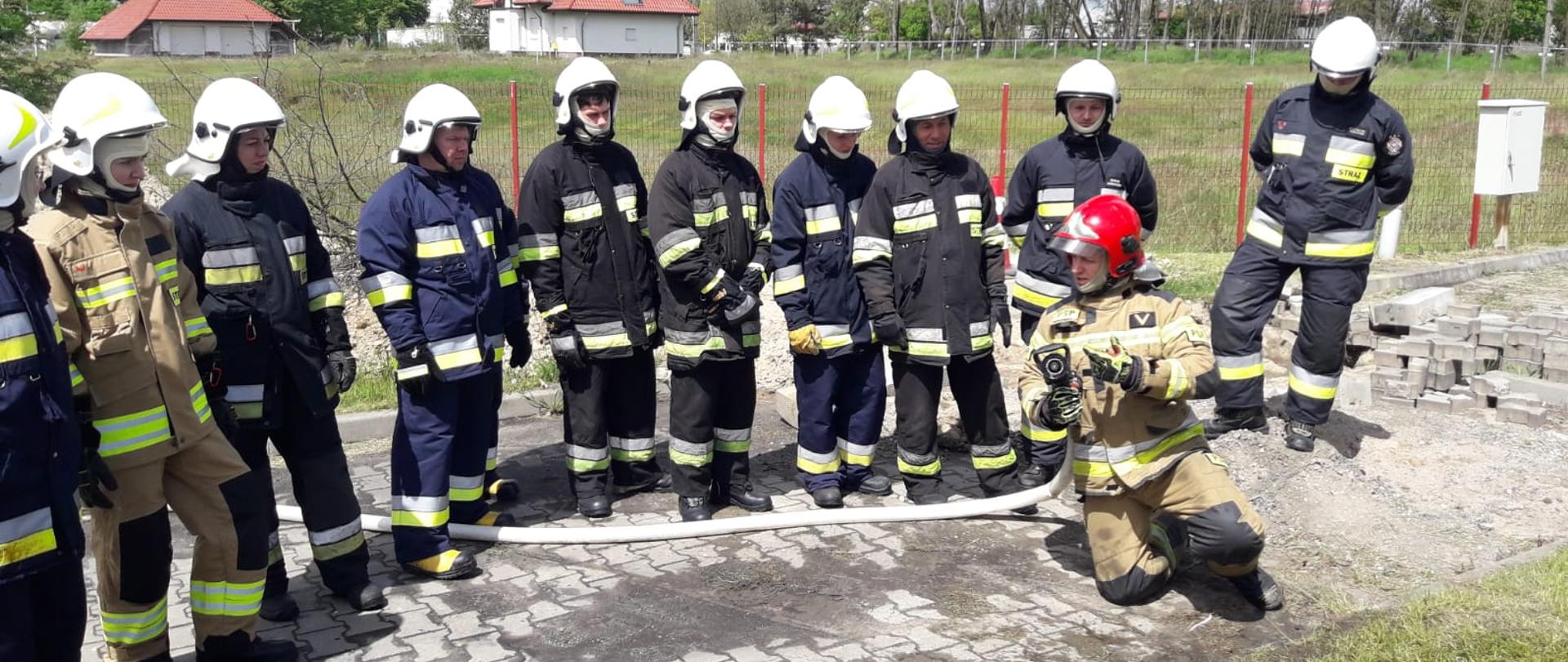 Zdjęcie przedstawia grupę 10 druhów podczas zajęć prowadzonych na świeżym powietrzu przez funkcjonariusz JRG Międzyrzecz.