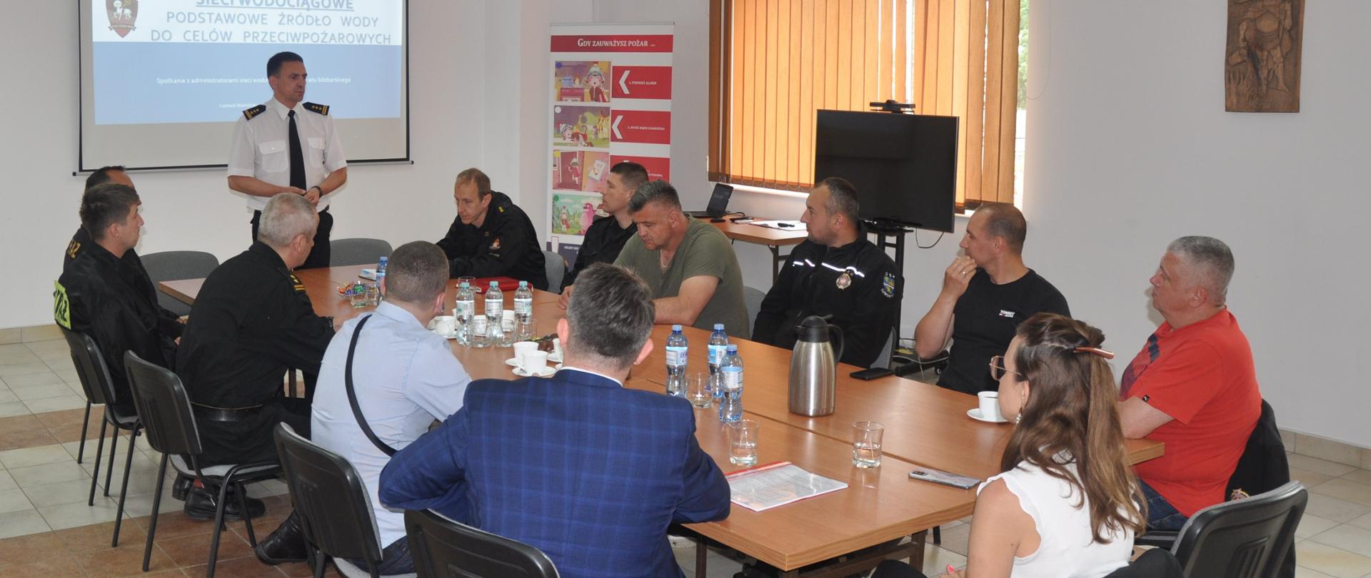 Zdjęcie przedstawia spotkanie z administratorami sieci wodociągowej w świetlicy KP PSP 