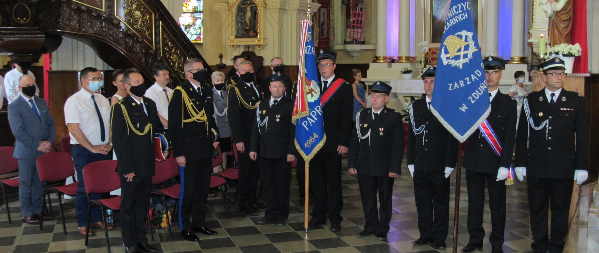 Poczty sztandarowe oraz zaproszeni goście w tym m.in. Z-ca Komendanta Głównego PSP, Łódzki Komendant Wojewódzki PSP w Łodzi oraz Komendant Powiatowy PSP w Zduńskiej Woli podczas mszy świętej. 