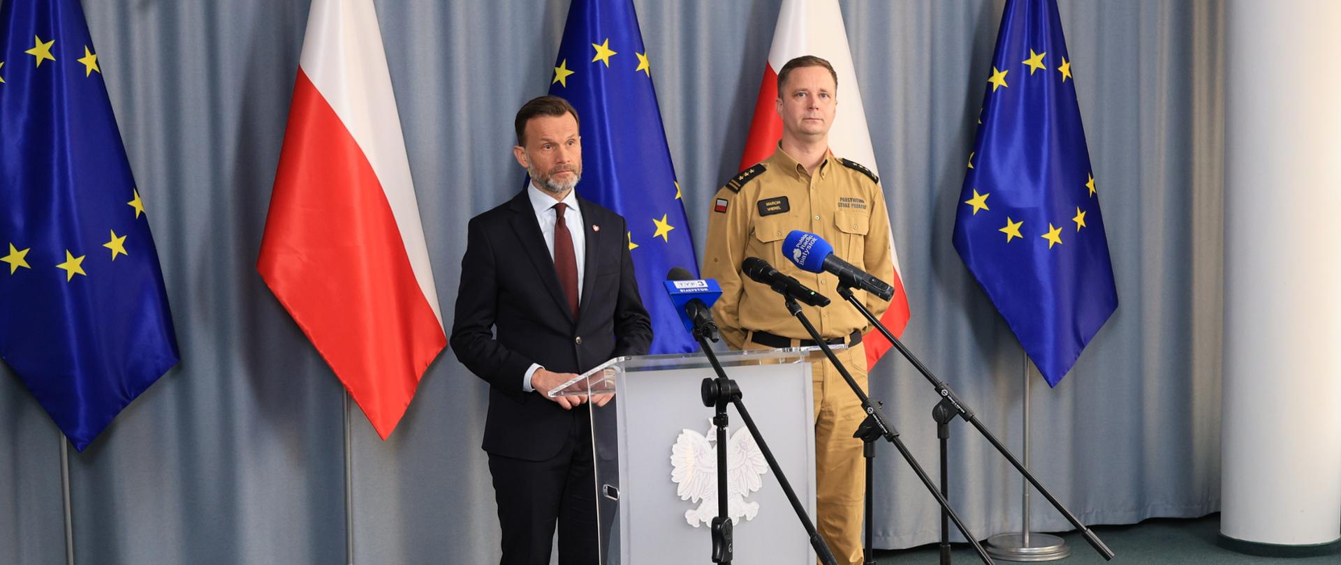 st. bryg. Marcin Wierel wziął udział w briefiengu prasowym zorganizowanym w Podlaskim Urzędzie Wojewódzkim, w którym obok Wojewody Podlaskiego opowiadał o modernizacji systemu alarmowania na terenie województwa podlaskiego - obaj panowie stoją obok mównicy