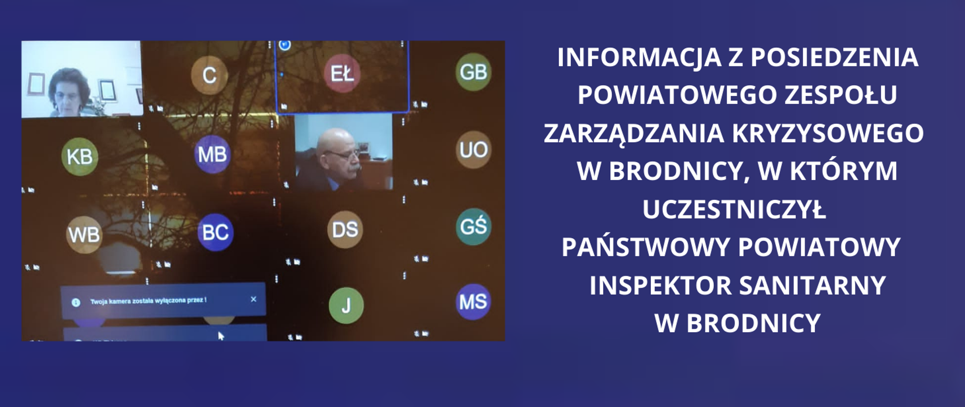 Na granatowym tle napis z lewej strony: Informacja z posiedzenia Powiatowego Zespołu Zarządzania Kryzysowego w Brodnicy, w którym uczestniczył Państwowy Powiatowy Inspektor Sanitarny w Brodnicy. Z prawej strony zrzut z komputera ze zdalnego posiedzenia, na którym widać dwie osoby i inicjały 12 uczestników posiedzenia. 