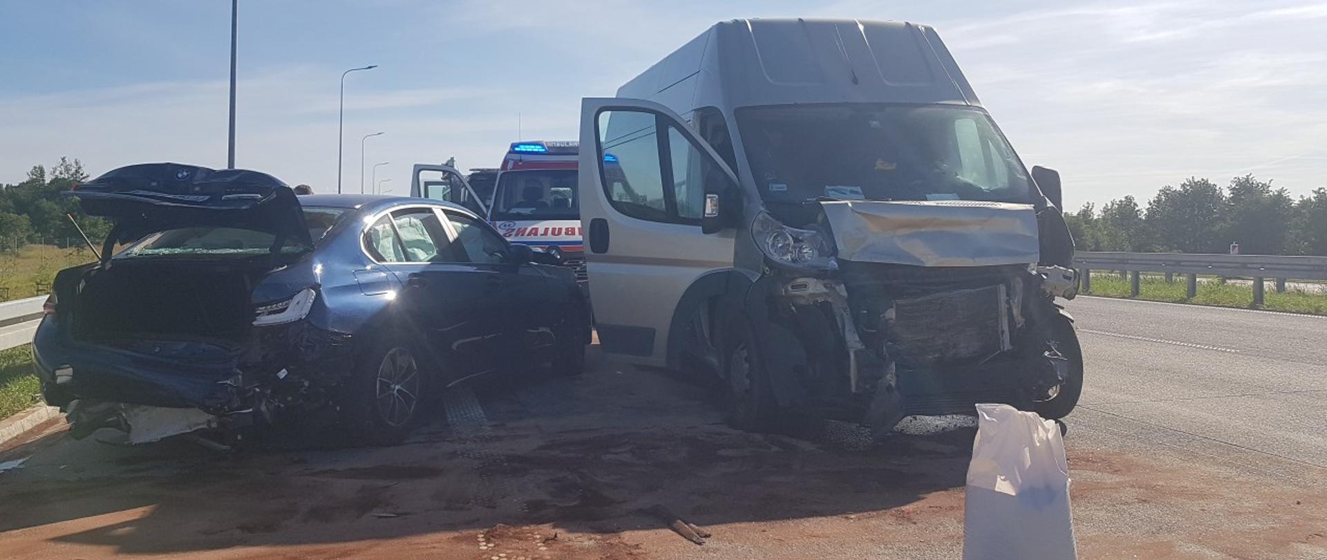 Na zdjęciu widać dwa rozbite samochody