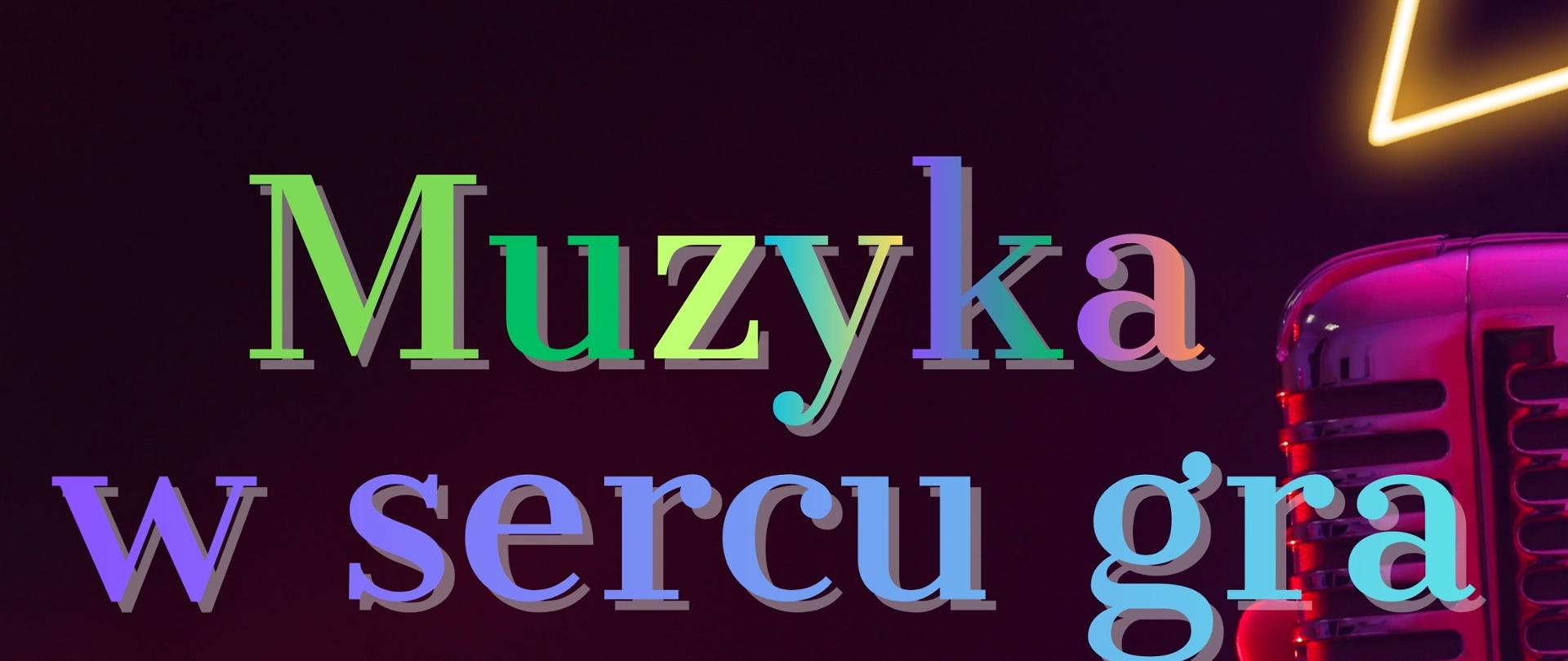Plakat utrzymany jest w ciemnej, nastrojowej kolorystyce z neonowymi akcentami. W górnej części widnieje duży, złocisty napis „KONCERT”, pod którym znajduje się kolorowy, gradientowy tytuł wydarzenia: „Muzyka w sercu gra”. Po lewej stronie umieszczono listę grup, które pojawią się na scenie: soliści, instrumentaliści, chór oraz nauczyciele. Obok, w różowym polu, widnieje hasło „Koncert Młodych Talentów – Scena dla tych, którzy kochają muzykę”.
Niżej znajdują się informacje o programie, zapisane białym tekstem i poprzedzone kolorowymi punktami. Wymieniono piosenki m.in. Anny Wyszkoni, Małe TGD, Grzegorza Turnaua, Hanny Banaszak, Anny Jantar oraz utwór „Stand By Me” Bena E. Kinga. Dalej widnieje duży, neonowy napis w odcieniach fioletu: „28 LISTOPADA 2025”, a pod nim informacja „Wstęp wolny”. Obok znajduje się ikona zegara w neonowej stylistyce oraz godzina rozpoczęcia – „godz. 17.00”.
W tle plakat zdobią neonowe kształty, w tym trójkąty i nuty, a po prawej stronie widoczny jest fragment retro mikrofonu trzymanego w dłoni, oświetlonego różowym i fioletowym światłem. U dołu umieszczono logotyp Państwowej Szkoły Muzycznej I stopnia im. Krzysztofa Komedy w Lubaczowie, wraz z nazwą instytucji. Po prawej stronie znajduje się kolejne różowe pole z napisem „Muzyczna Eksplozja – Energia, rytm i emocje w jednym widowisku!”. Na samym dole podany jest również adres wydarzenia: „Sala Koncertowa Państwowej Szkoły Muzycznej I stopnia im. Krzysztofa Komedy w Lubaczowie”.