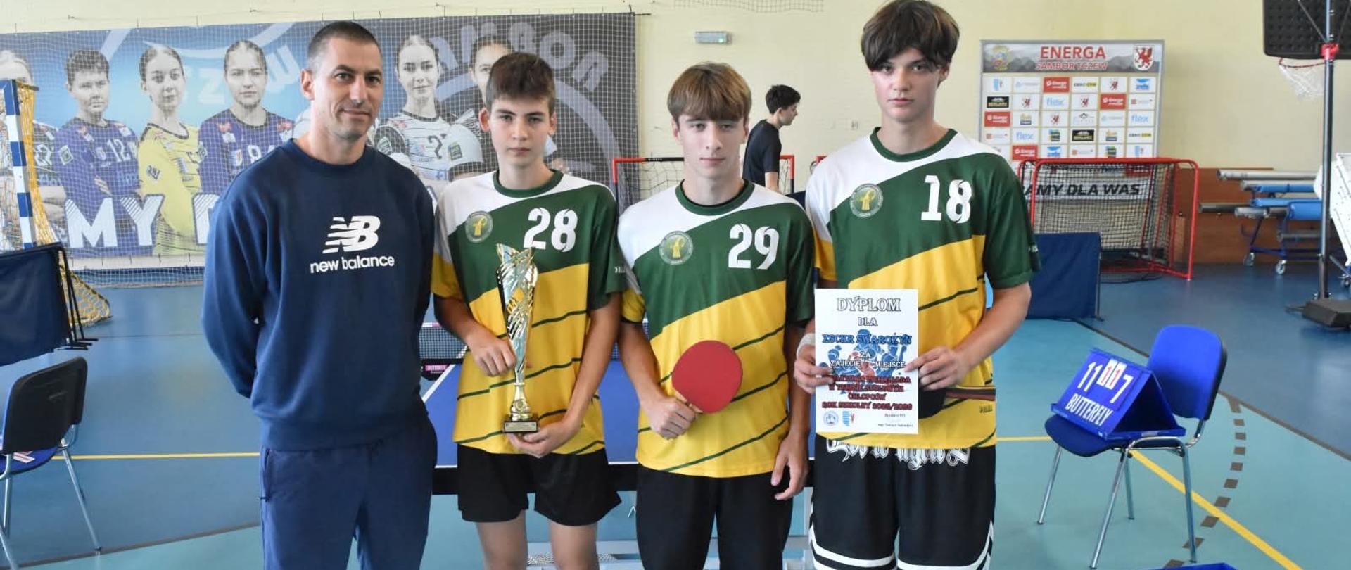 Uczniowie z pucharem za zajęcie I miejsca w Tenisie stołowym chłopców
