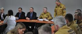 Zebrani uczestnicy narady, przemawia Komendant Powiatowy PSP w Ostrowcu Św.. 