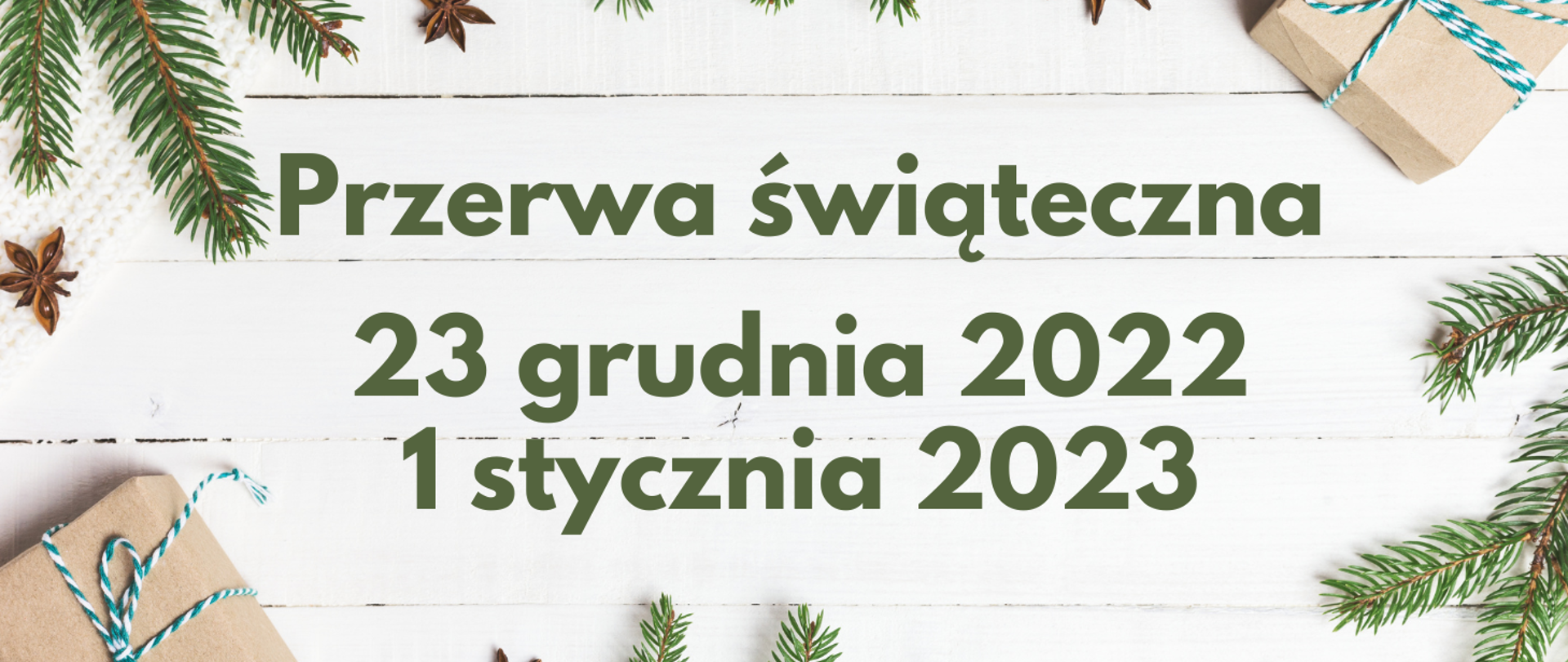 Grafika przedstawiające na białym tle zielony tekst "Przerwa świąteczna 23 grudnia 2022 1 stycznia 2023". W lewej górnym rogu na białym szaliku gałązka choinki z goździkiem, w lewym dolnym rogu pudełko prezentowe przewiązane biało-niebieskim sznurkiem, w prawym górnym rogu pudełko prezentowe przewiązane biało-niebieskim sznurkiem, w prawym dolnym rogu gałązka choinki. 