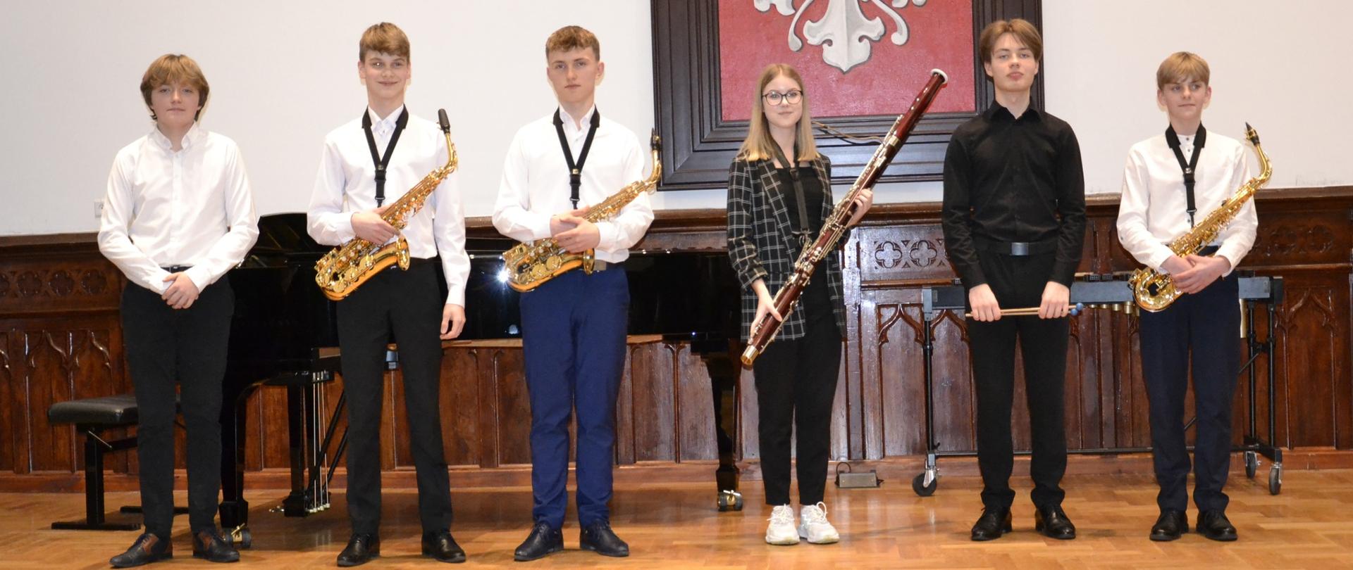 uczniowie klasy II A PSM Mielec II stopnia na scenie w Sali Królewskiej podczas koncertu klasowego