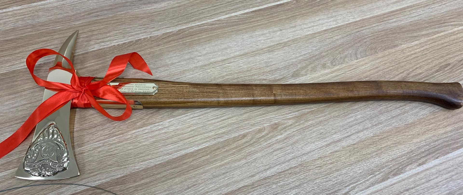 Ozdobny topór strażacki z okolicznościowym grawerem i czerwoną wstążką