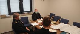 zdjęcie przedstawia funkcjonariuszy Komendy Powiatowej PSP w Żninie siedzących w sali narad.