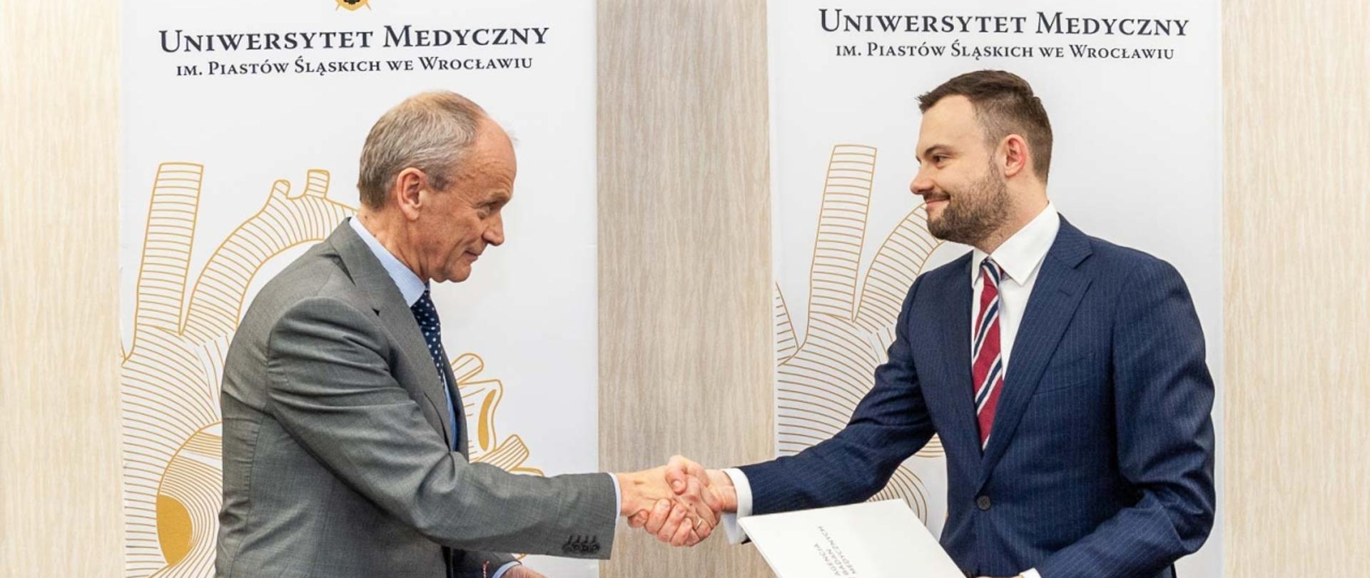 Podpisanie listu intencyjnego - przedstawiciele Agencji i Uniwersytetu podają sobie ręce