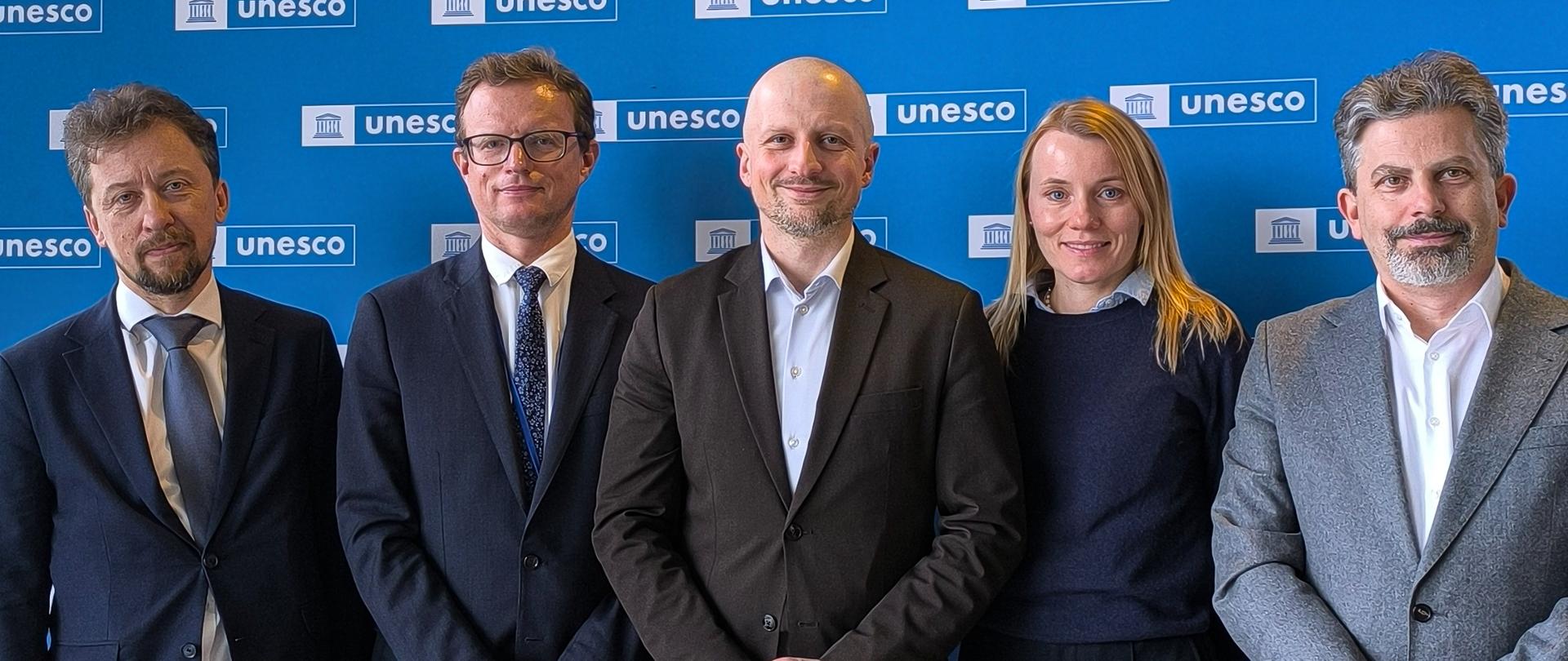 (od lewej): Pan Piotr Otawski, Dyrektor Generalnej Dyrekcji Ochrony Środowiska, Jego Ekscelencja Ambasador Mariusz Lewicki, Stały Przedstawiciel Rzeczypospolitej Polskiej przy UNESCO,
Pan Minister Mikołaj Dorożała, Główny Konserwator Przyrody, Pani Ilona Jędrasik, Zastępca Dyrektora Instytutu Ochrony Środowiska, Pan Marcin Stoczkiewicz, Dyrektor Instytutu Ochrony Środowiska