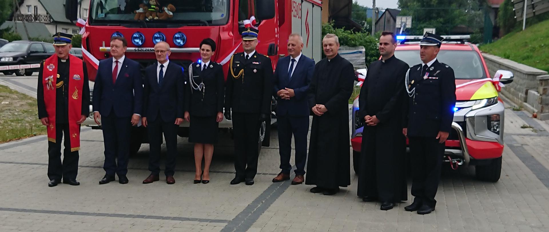 Na zdjęciu na tle remizy OSP Jurków Kapelan Małopolskich Strażakow ks. bryg. Wladysłw Kulig, Poseł na Sejm RP Wiesław Janczyk, Przewodniczący Rady Gminy Dobra Jan Palki, Poseł na Sejm RP Urszula Nowogórska, Z-ca Małoposkiego Komendanta Wojewodzkiego PSP bryg. Piotr Słowiak, Radny Województwa Małopolskiego Grzegorz Biedroń, Proboszcz Parafii w Jurkowie ks. dr Tadeusz Piwowarski, ks Tomasz Święs, Prezes OSP Jurków dh Łukasz Chaclarz