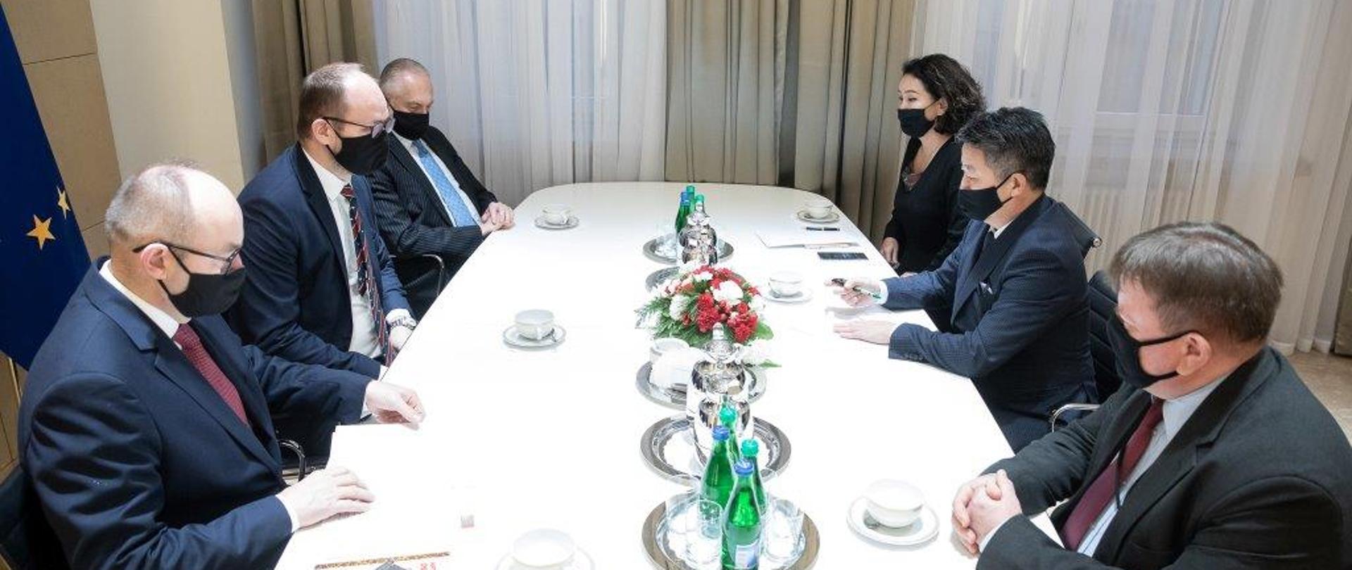 Spotkanie ministra Przydacza z ambasadorem Mongolii