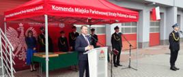 Zdjęcie przedstawia Posła, który przemawia podczas obchodów dnia strażaka