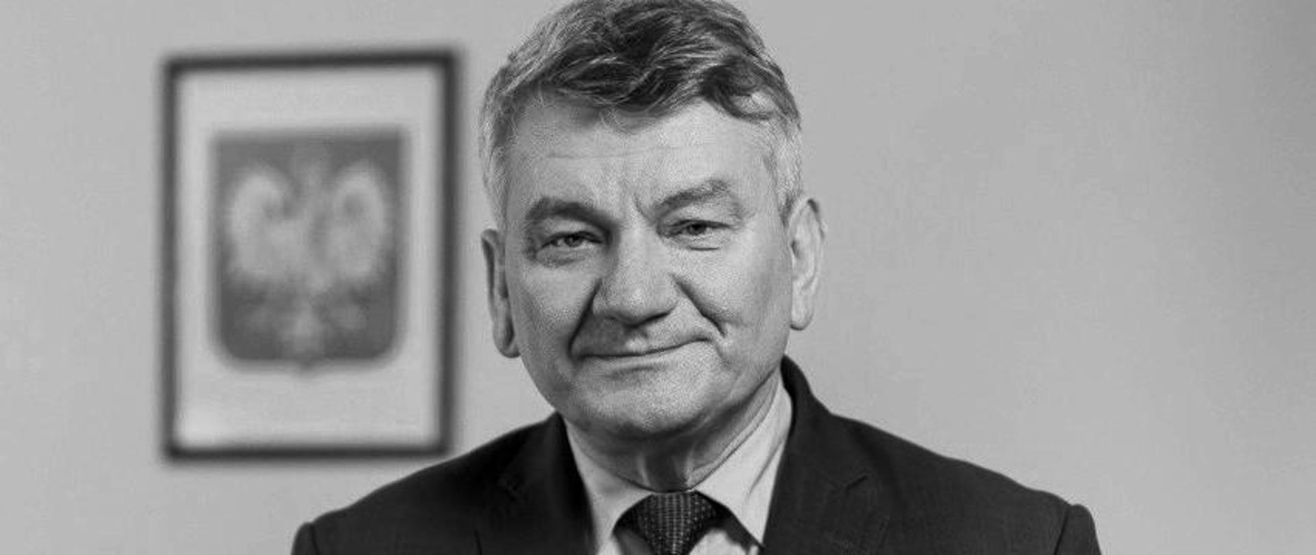 biało czarne zdjęcie przedstawiające mężczyznę w garniturze