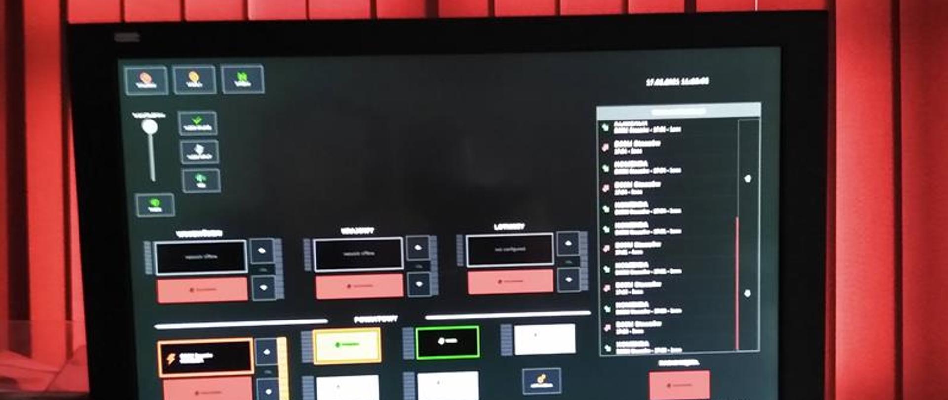 Na biurku stoi monitor włączony.