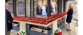 Miejsce_modlitwy_pielgrzymów_do_św_Jana_Pawła_II_-_na_zdjeciu_Ambasador_Krzysztof_Olendzki_i_Joanna_Olendzka