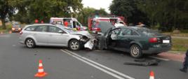 Zdjęcie przestawia dwa pojazdy uczestniczące w wypadku komunikacyjnym