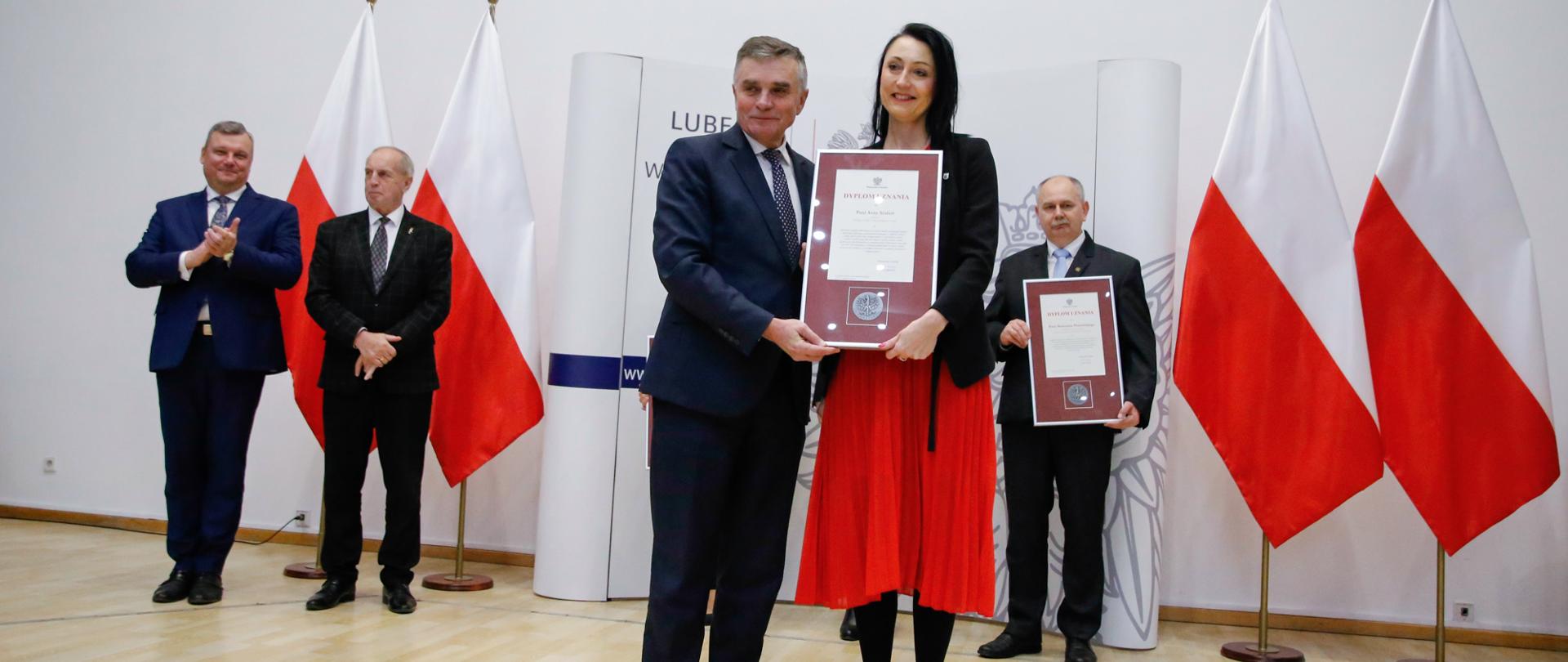 Zdjęcie wojewody lubelskiego z panią uhonorowaną dyplomem uznania.