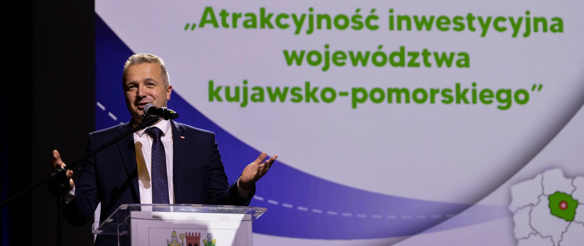 Wojewoda przemawiający podczas debaty pt. „Czynniki rozwoju przedsiębiorczości województwa kujawsko-pomorskiego” w Brześciu Kujawskim