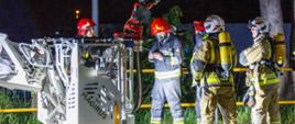 Zdjęcia przedstawia strażaków którzy wchodzą do kosza pożarniczego