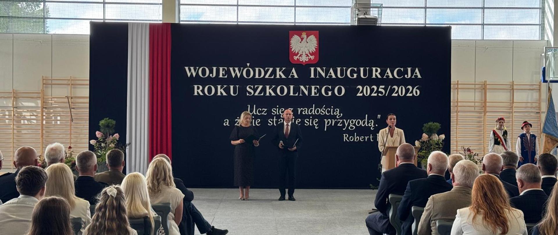 hala sportowa, a w niej uroczystość rozpoczęcia nowego roku szkolnego