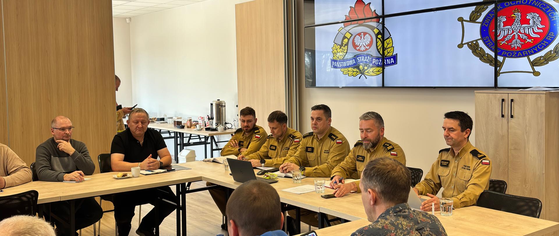 Ludzie, strażacy podczas spotkania z pionem operacyjnym i kierownictwem KP PSP Żary 