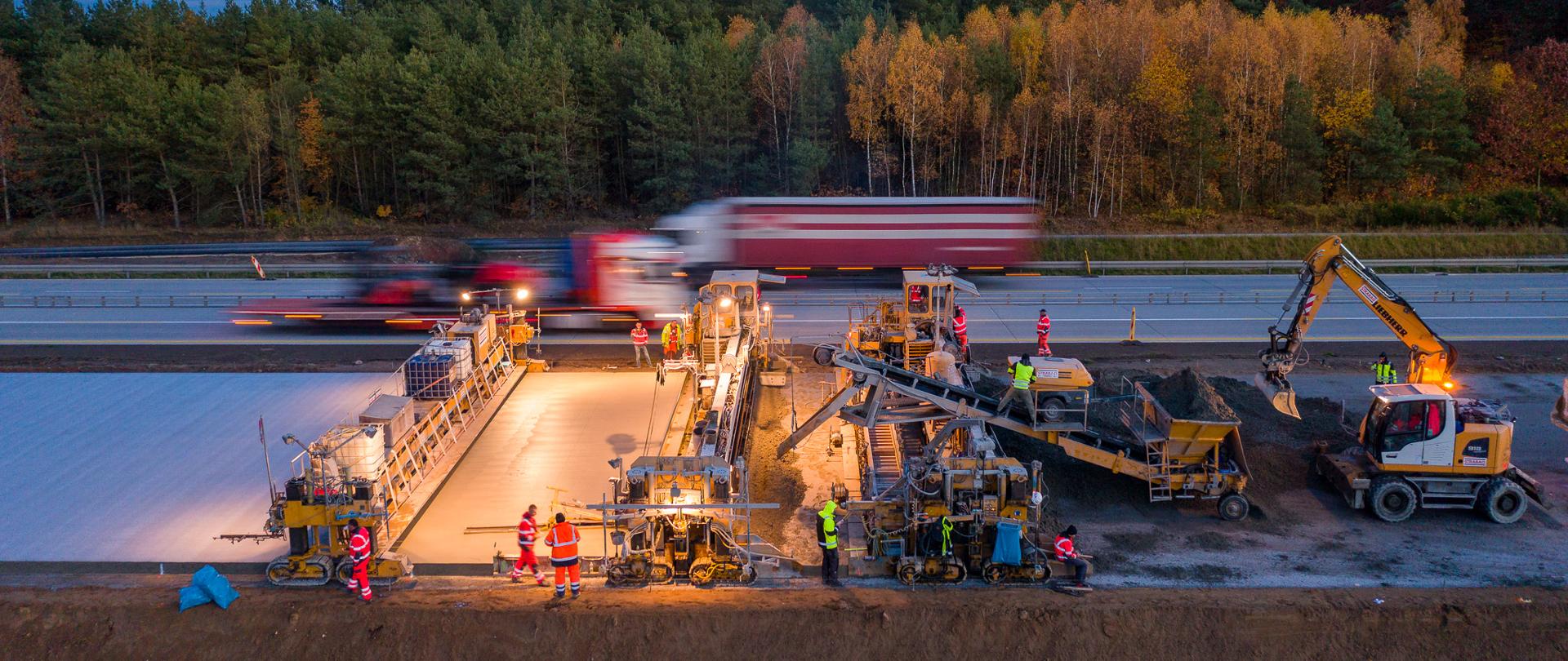 Układanie nawierzchni betonowej na odcinku A1 Kamieńsk - Radom