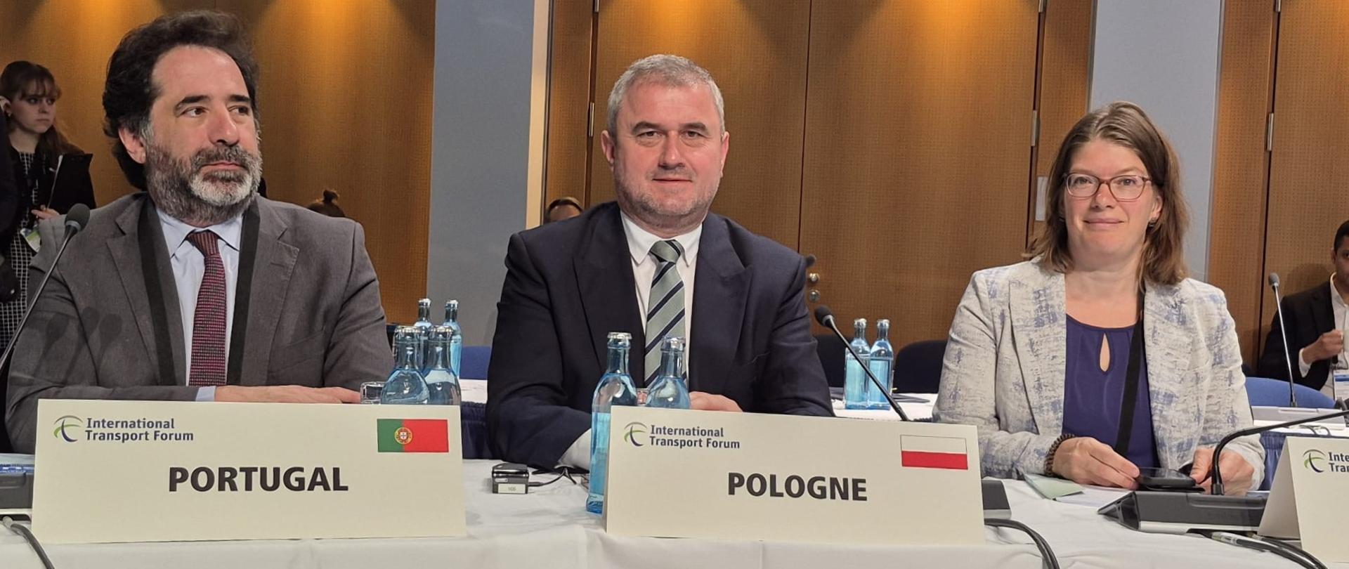 W dniach 6 - 8 maja 2026 r. w Lipsku odbył się doroczny Szczyt Międzynarodowego Forum Transportu (ITF) pod hasłem „Finansowanie odporności w transporcie”. Na tegorocznej edycji obchodzono jubileusz 20-lecia działalności ITF. Polskę reprezentował wiceminister infrastruktury Stanisław Bukowiec.