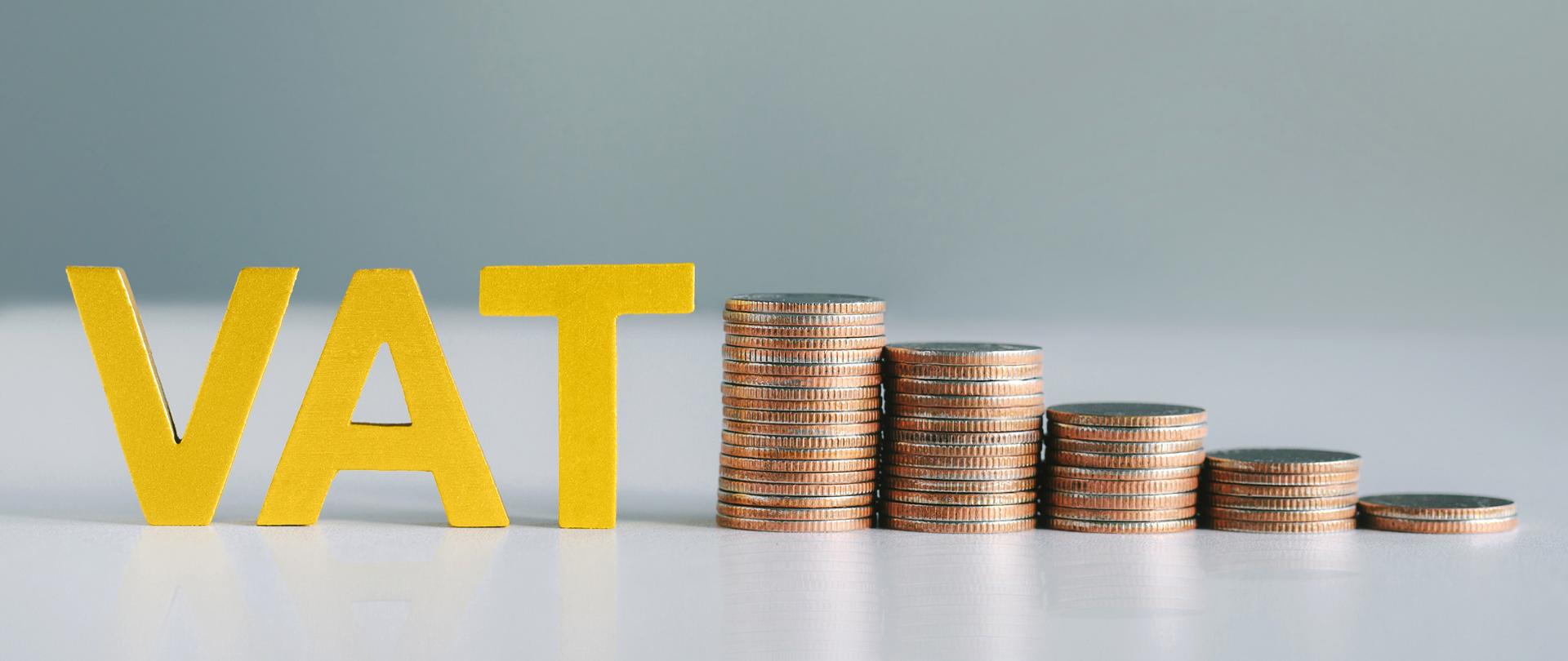 Napis VAT i monety.