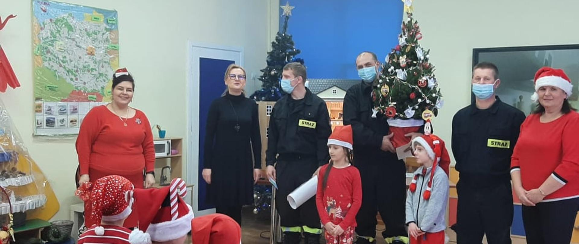 Zdjęcie przedstawia Dzieci z Przedszkola im. "Słoneczne Skrzaty" wraz ze strażakami z JRG Oborniki