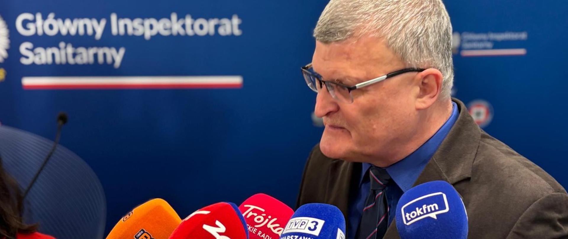 Mężczyzna udzielający wywiadu.